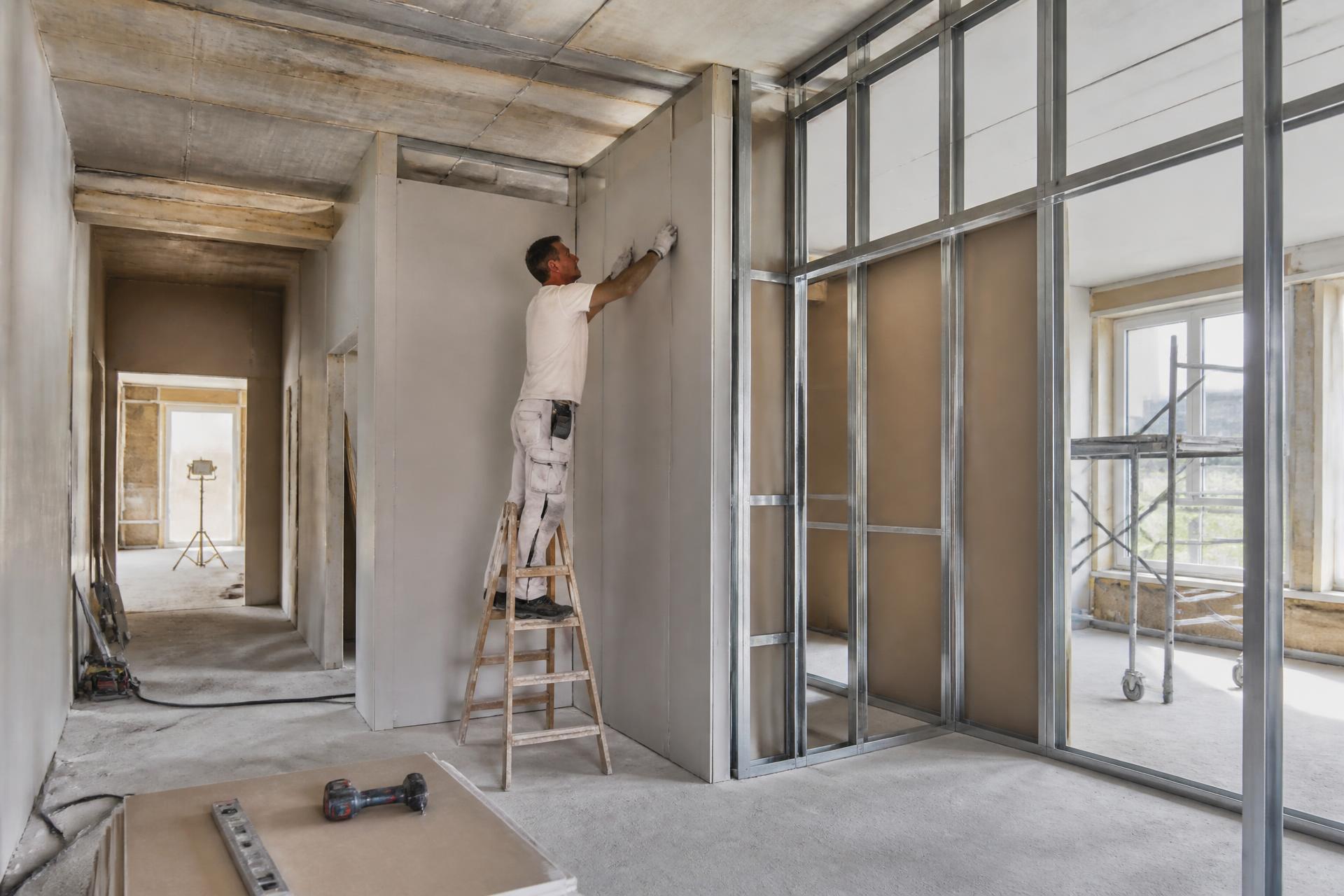 Șantier de finisaje interioare Renova-Construct — montaj rigips